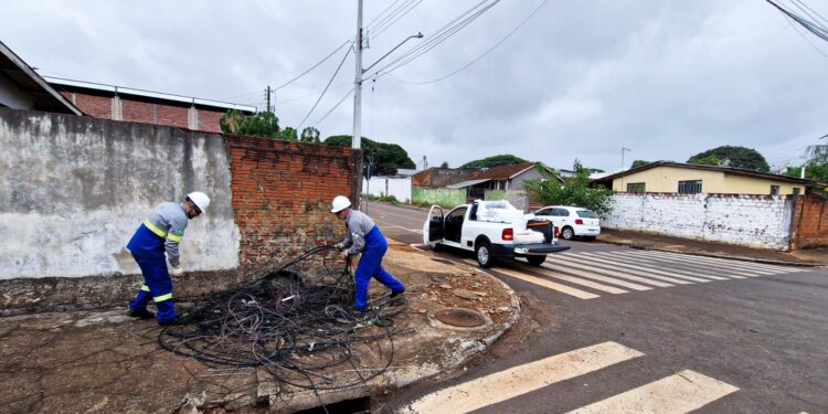 Mutirão começa a retirar fios soltos de postes na região do Lar Paraná, em Campo Mourão