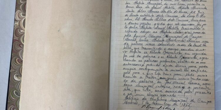 Livro histórico das posses de prefeitos de Campo Mourão é restaurado e volta à cena pública