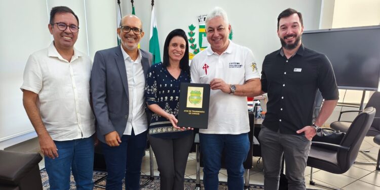 Livro das posses de prefeitos é restaurado e entregue ao prefeito Douglas Fabrício