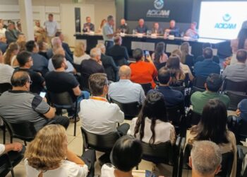 Auditório lotado e homenagens na reunião especial da Acicam