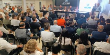 Auditório lotado e homenagens na reunião especial da Acicam