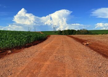Prefeitura realiza manutenção e cascalhamento de estradas rurais em Campo Mourão
