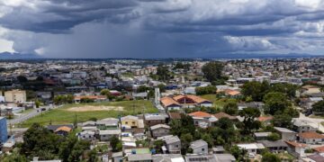 Deve chover até quarta-feira em várias regiões do Paraná, prevê Simepar