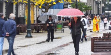 Fim de semana de mudança no tempo: calor dá lugar a pancadas de chuva no Paraná