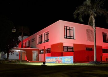 Paço Municipal de Campo Mourão recebe iluminação vermelha em alusão ao Dia Mundial da Hemofilia