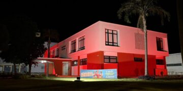 Paço Municipal de Campo Mourão recebe iluminação vermelha em alusão ao Dia Mundial da Hemofilia