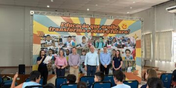 Prefeitura de Campo Mourão firma convênio com APAE para garantir uniformes escolares a alunos da instituição