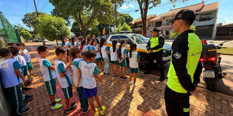 Educação para o trânsito é trabalhada com alunos da Escola Municipal Gurilândia em Campo Mourão