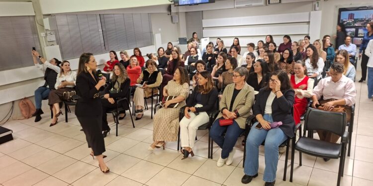 Acicam Mulher: Palestra lota auditório da Acicam