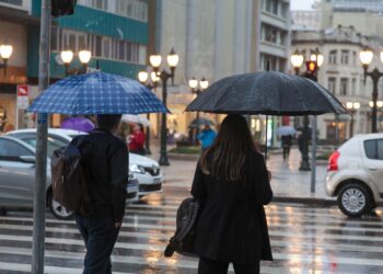Vento, chuva e queda nas temperaturas: frente fria começa a atravessar o Paraná