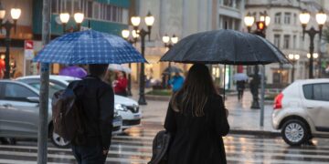 Vento, chuva e queda nas temperaturas: frente fria começa a atravessar o Paraná