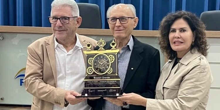 Reconhecimento: “Herói do Tempo – Guerreiro do Comércio” outorgado ao empresário Ronauro Gouveia