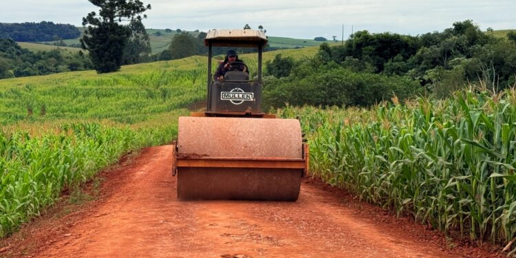 Prefeitura de Campo Mourão realiza melhorias em estradas rurais por meio da Codusa