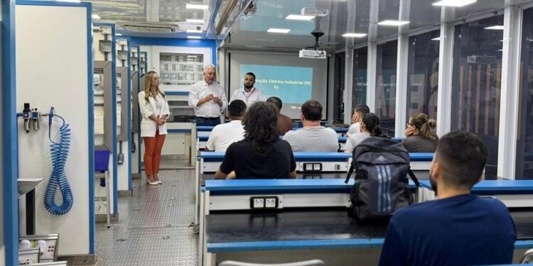 Curso de manutenção elétrica e industrial em unidade móvel entra na reta final em Campo Mourão