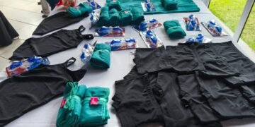 Alunos da rede municipal de Campo Mourão recebem kits de natação