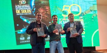 Campo Mourão: Livro do cinquentenário do Pro-Solos lançado na FATI
