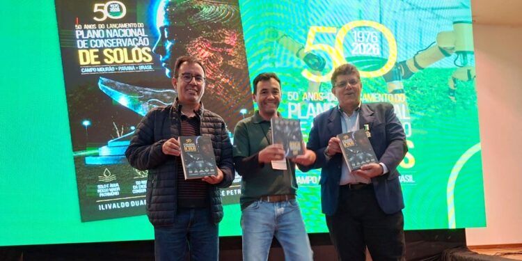 Campo Mourão: Livro do cinquentenário do Pro-Solos lançado na FATI
