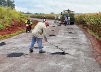 Prefeitura de Campo Mourão realiza operação tapa-buracos na estrada principal da Vila Guarujá