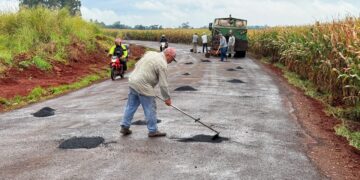 Prefeitura de Campo Mourão realiza operação tapa-buracos na estrada principal da Vila Guarujá