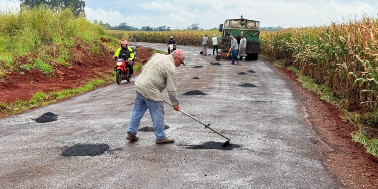 Prefeitura de Campo Mourão realiza operação tapa-buracos na estrada principal da Vila Guarujá
