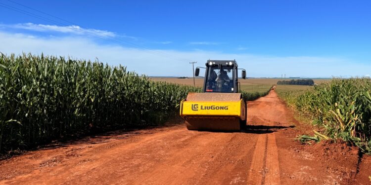 Prefeitura realiza melhorias em estrada que liga comunidades rurais de Campo Mourão