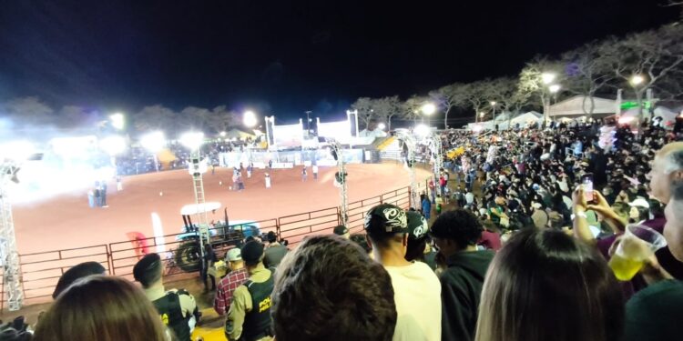 Arena da Festa Nacional do Carneiro no Buraco recebe grandes disputas de rodeio e prova dos três tambores