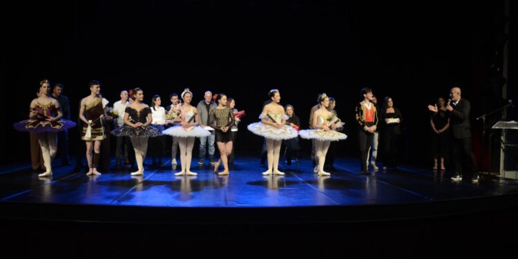 Academia Municipal de Ballet de Campo Mourão forma mais 8 bailarinos