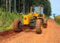 Prefeitura realiza manutenção e compactação de cascalho em estrada rural que liga a BR-272 à Estrada Velha para o Farol
