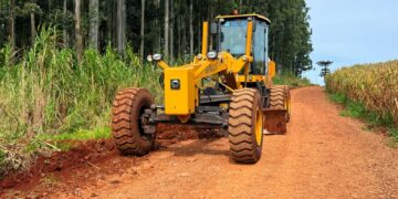 Prefeitura realiza manutenção e compactação de cascalho em estrada rural que liga a BR-272 à Estrada Velha para o Farol