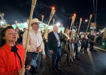 Cortejo marca início do preparo do Carneiro no Buraco e celebra tradição de Campo Mourão