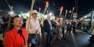 Cortejo marca início do preparo do Carneiro no Buraco e celebra tradição de Campo Mourão