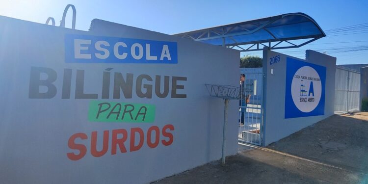Escola para surdos oferece oficina de Libras à comunidade