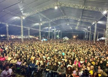 Mais de 40 mil pessoas prestigiaram a abertura da 31ª Festa Nacional do Carneiro no Buraco