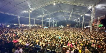Mais de 40 mil pessoas prestigiaram a abertura da 31ª Festa Nacional do Carneiro no Buraco