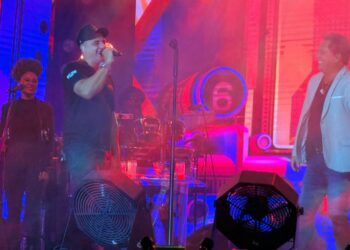 Funcionário da equipe de Leonardo e ex-morador de Campo Mourão emociona público ao cantar durante show na Festa Nacional do Carneiro no Buraco
