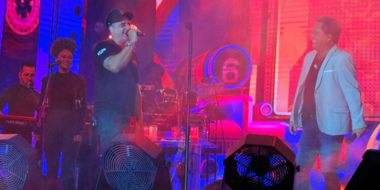 Funcionário da equipe de Leonardo e ex-morador de Campo Mourão emociona público ao cantar durante show na Festa Nacional do Carneiro no Buraco