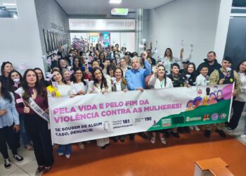Mobilização no Paço Municipal reforça compromisso de Campo Mourão no enfrentamento ao feminicídio