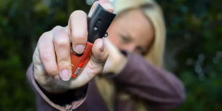 Mulheres podem comprar e usar spray de pimenta para defesa pessoal