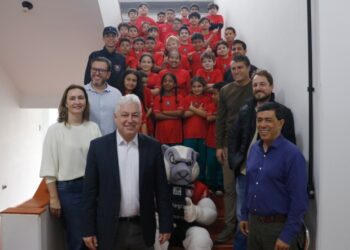 Projeto Carneirão Social entrega novos uniformes a alunos das escolinhas de futsal em Campo Mourão