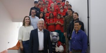 Projeto Carneirão Social entrega novos uniformes a alunos das escolinhas de futsal em Campo Mourão