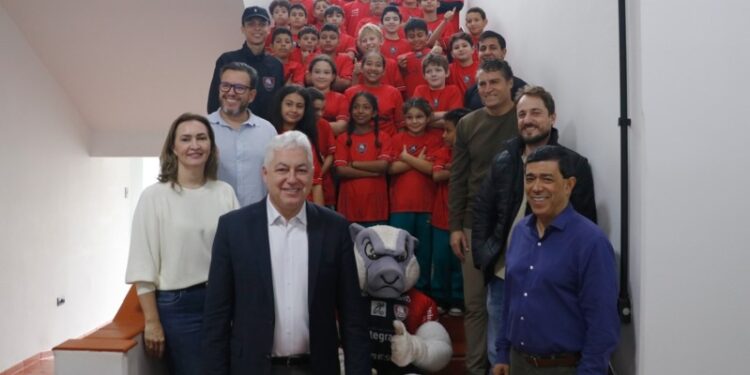Projeto Carneirão Social entrega novos uniformes a alunos das escolinhas de futsal em Campo Mourão