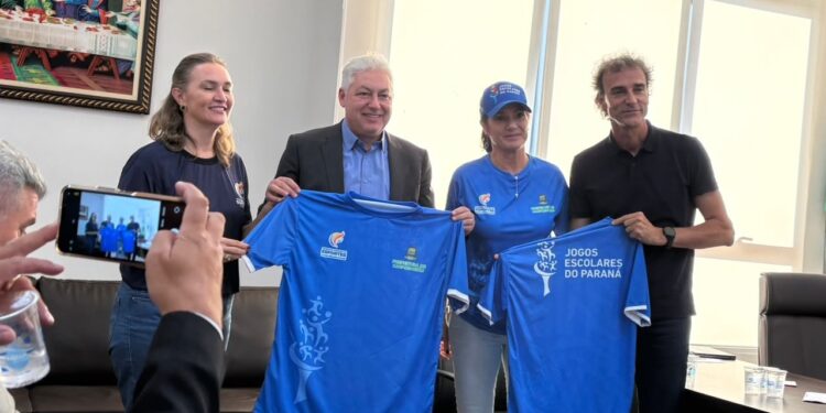 Campeão olímpico Emanuel Rego destaca o poder transformador do esporte em visita à Prefeitura de Campo Mourão