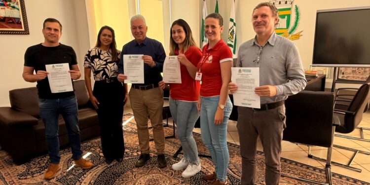 Prefeitura de Campo Mourão firma cessão de máquinas de costura para fortalecer ações de inclusão social e ressocialização