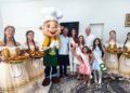 Rainha da Festa do Carneiro no Buraco recebe a faixa