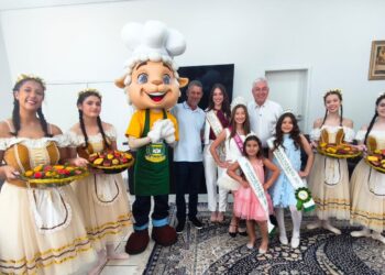 Rainha da Festa do Carneiro no Buraco recebe a faixa
