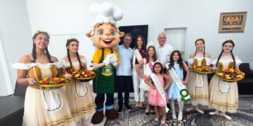 Rainha da Festa do Carneiro no Buraco recebe a faixa