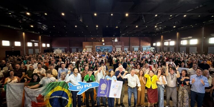 Campo Mourão recebe governador Ratinho Júnior em encontro com estudantes do Ganhando o Mundo