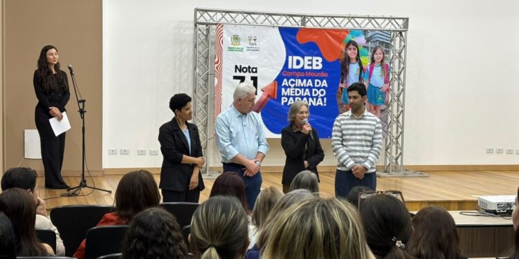 Prefeitura de Campo Mourão reúne diretores da rede municipal para celebrar resultado do IDEB