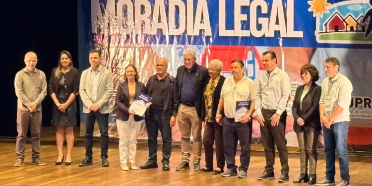 Moradia Legal regulariza 221 imóveis e Campo Mourão chega a 956 títulos entregues desde 2023
