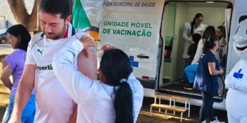 Unidade móvel leva vacina contra gripe e atualização da carteirinha na área central